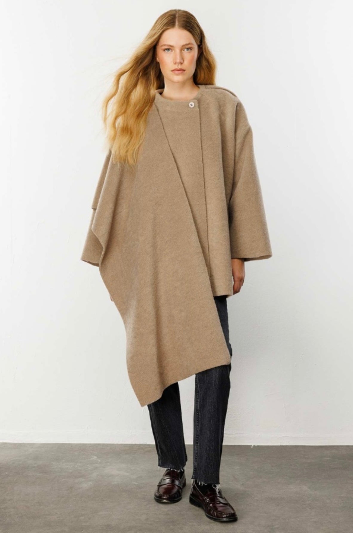 Manteau à écharpe